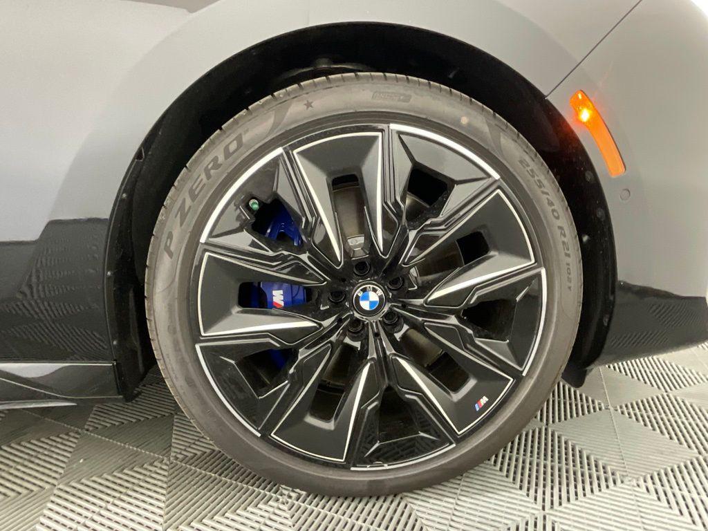 new 2025 BMW 760 car, priced at $137,625