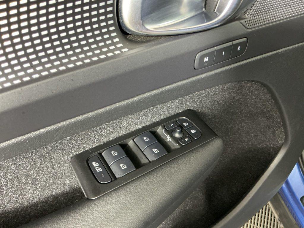 used 2021 Volvo XC40 car, priced at $24,762