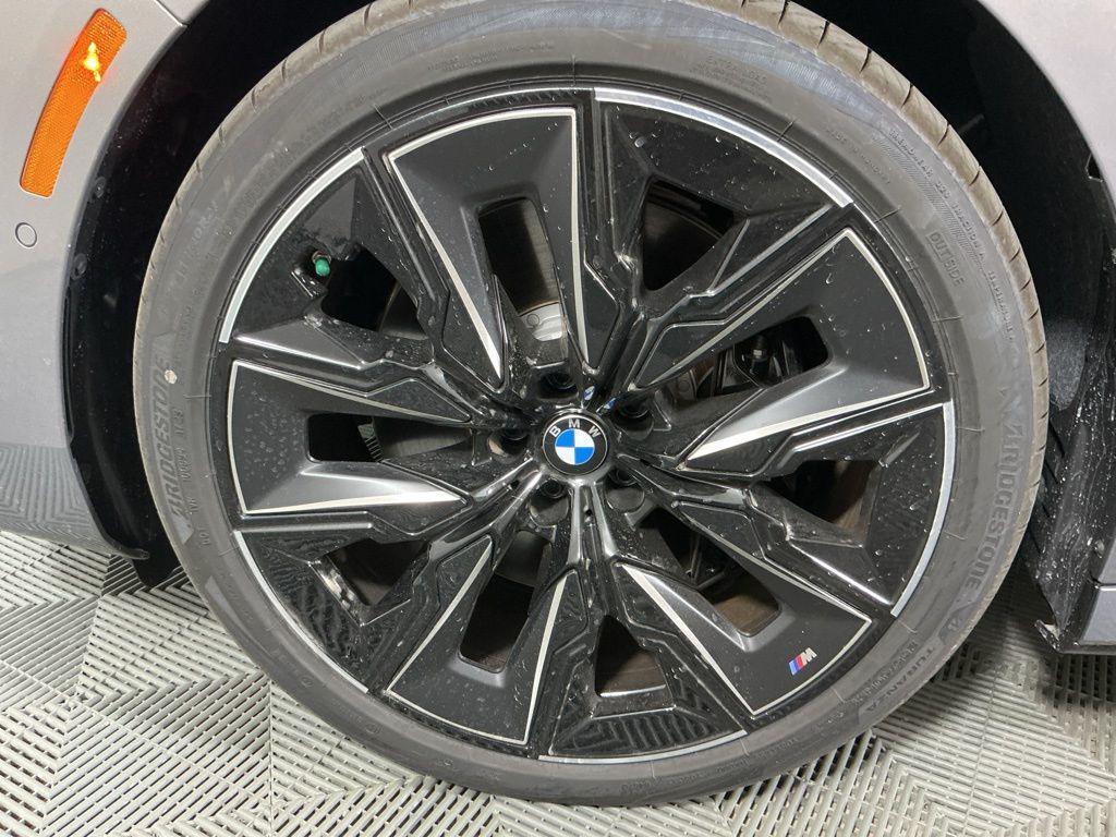 new 2025 BMW 760 car, priced at $129,735