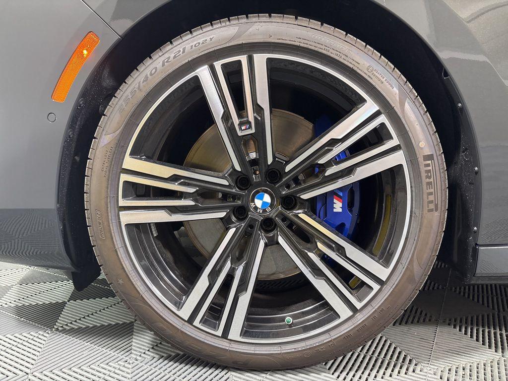 new 2025 BMW 760 car, priced at $135,375