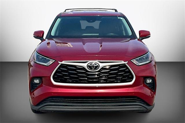 used 2021 Toyota Highlander car, priced at $27,106