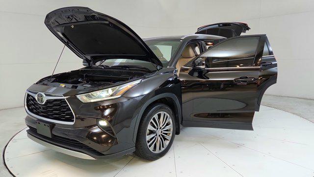 used 2021 Toyota Highlander car, priced at $34,900