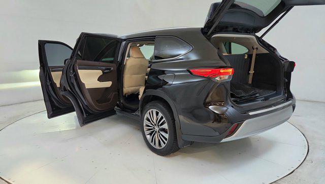 used 2021 Toyota Highlander car, priced at $34,900