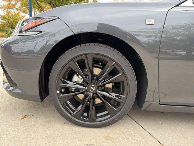 new 2025 Lexus ES 350 car, priced at $55,737