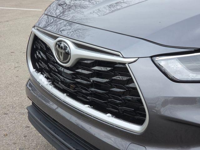 used 2021 Toyota Highlander car, priced at $29,995