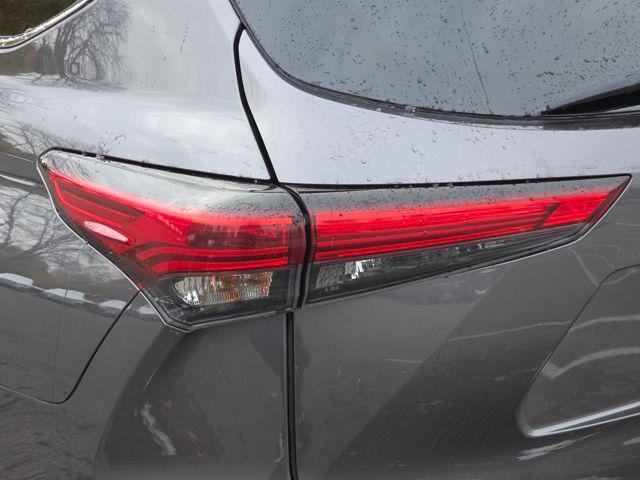 used 2021 Toyota Highlander car, priced at $29,995