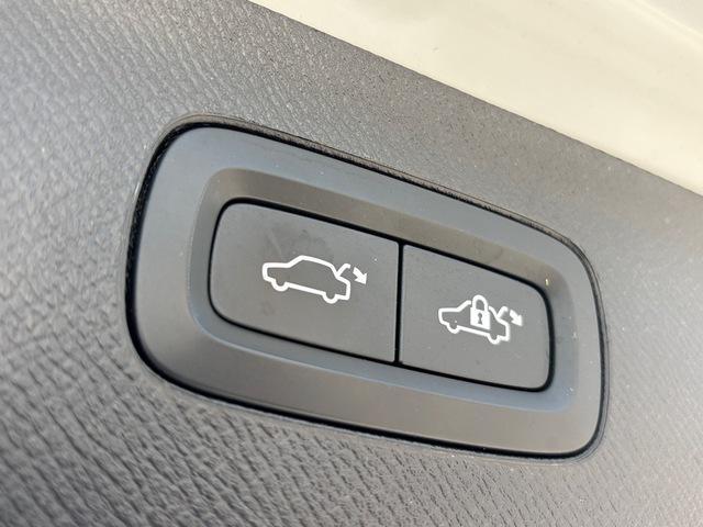 used 2022 Volvo XC90 Recharge Plug-In Hybrid car, priced at $38,999