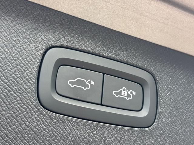 used 2022 Volvo XC90 Recharge Plug-In Hybrid car, priced at $41,999