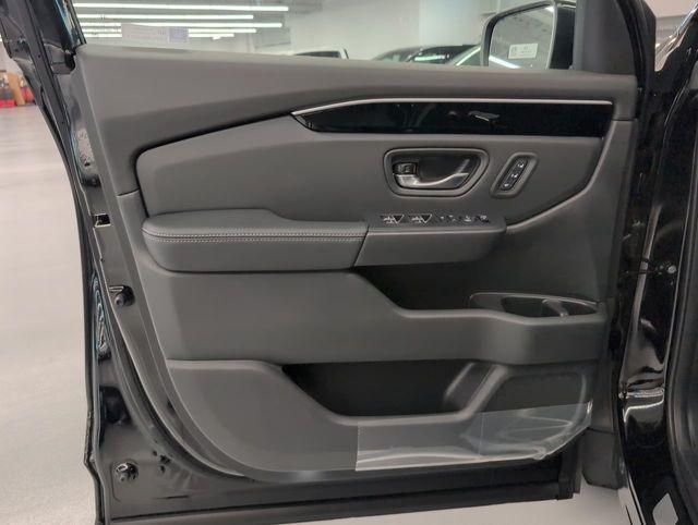 new 2025 Honda Pilot car, priced at $47,823