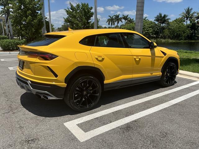 used 2022 Lamborghini Urus car, priced at $268,923