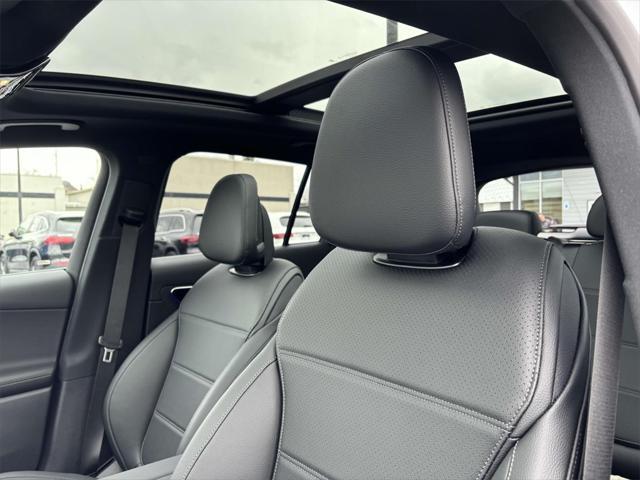 new 2025 Mercedes-Benz GLC 300 car