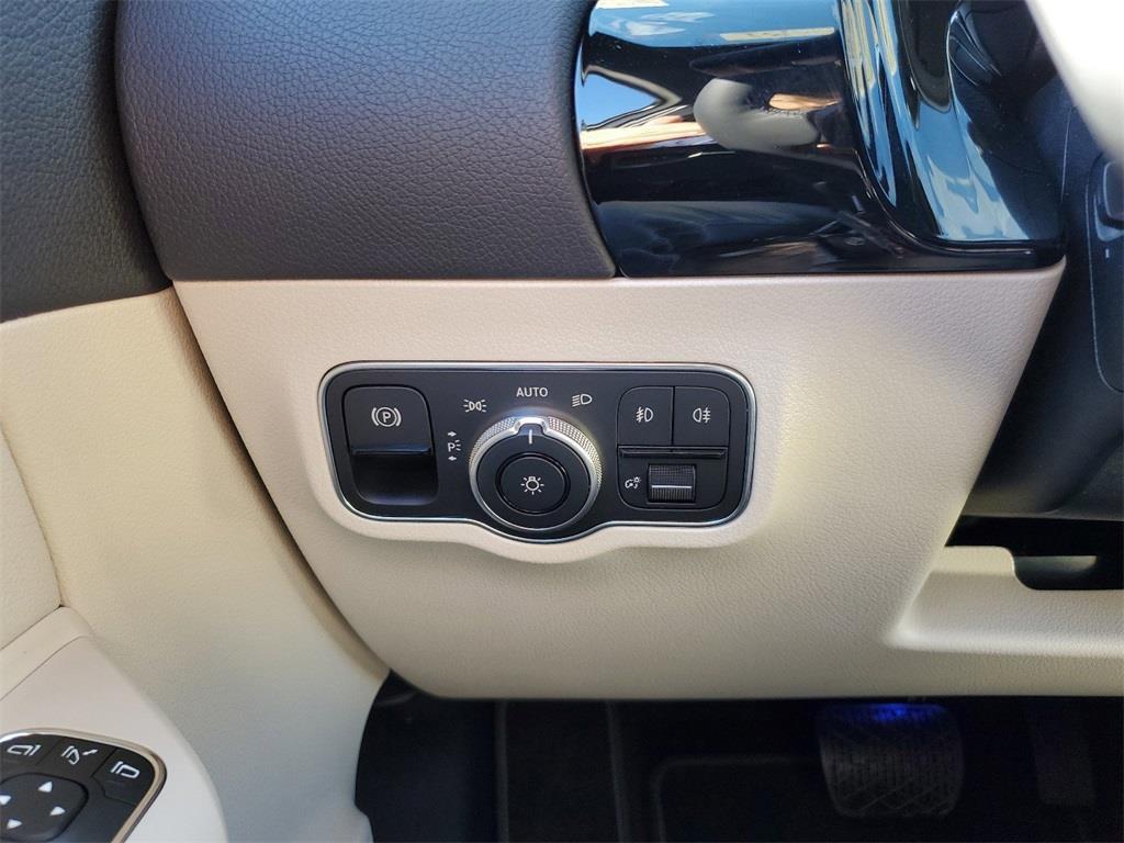 new 2025 Mercedes-Benz GLA 250 car, priced at $47,295