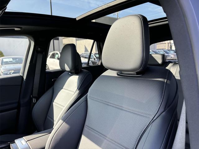 new 2025 Mercedes-Benz GLC 300 car