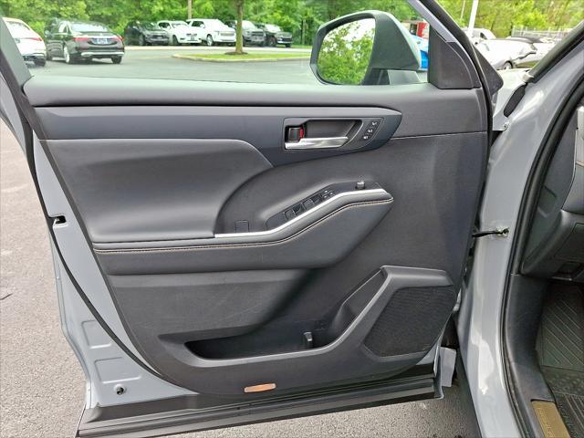 used 2022 Toyota Highlander Hybrid car, priced at $40,297