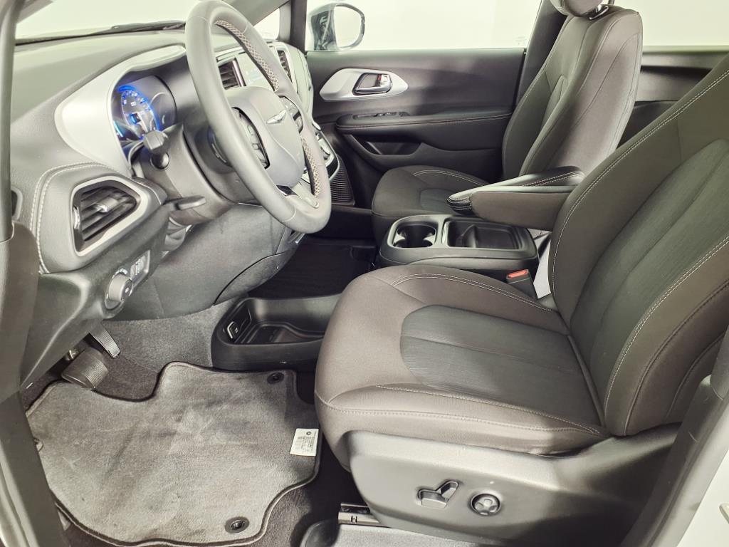 used 2024 Chrysler Pacifica car, priced at $27,998