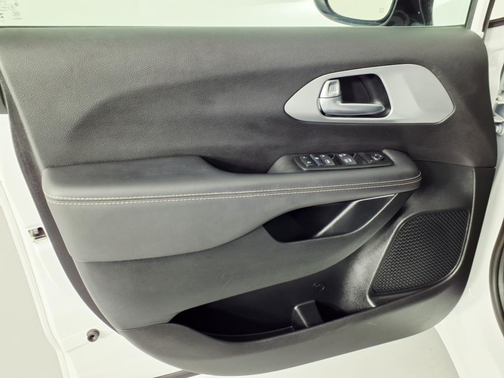 used 2024 Chrysler Pacifica car, priced at $27,998