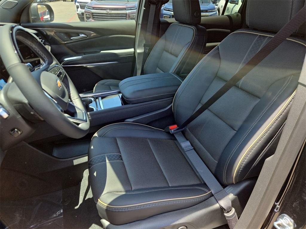 new 2025 Chevrolet Traverse car