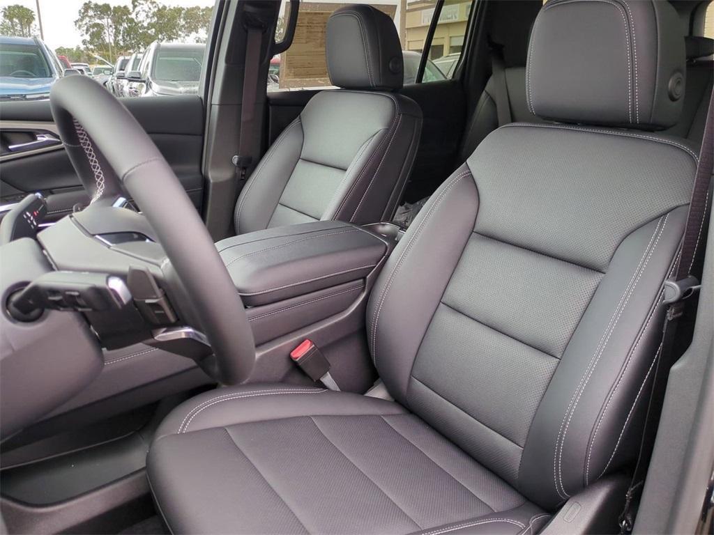 new 2025 Chevrolet Traverse car