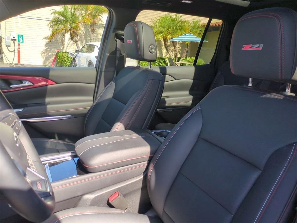 new 2025 Chevrolet Traverse car
