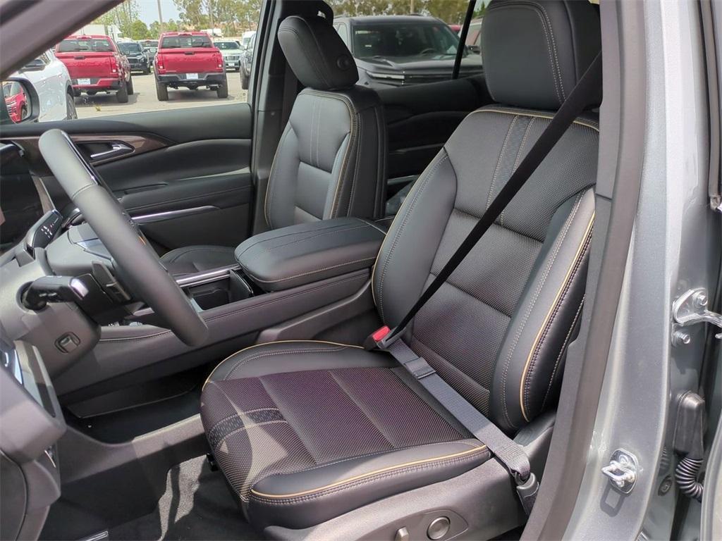 new 2025 Chevrolet Traverse car