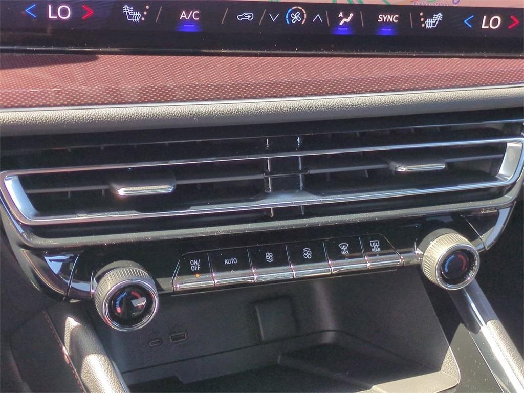 new 2025 Chevrolet Traverse car