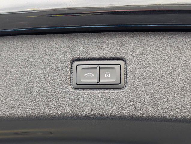 new 2025 Audi Q7 car, priced at $67,882