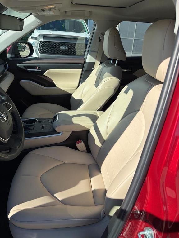 used 2022 Toyota Highlander Hybrid car, priced at $38,754