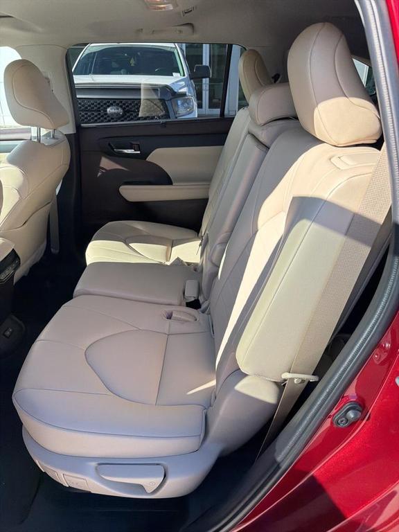 used 2022 Toyota Highlander Hybrid car, priced at $38,754