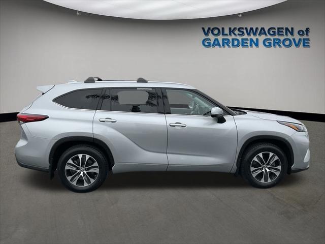 used 2022 Toyota Highlander car, priced at $32,694