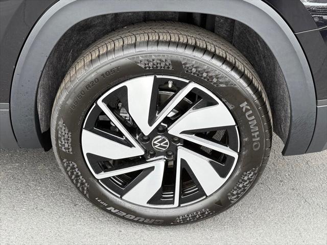 new 2025 Volkswagen Atlas car, priced at $43,137