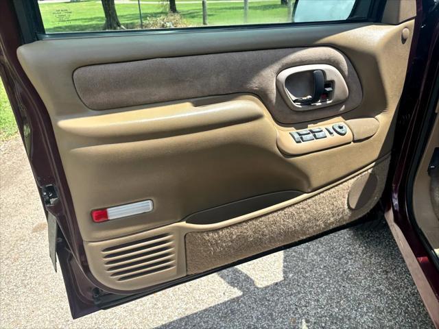 used 1995 GMC Suburban car, priced at $9,999