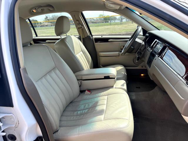 used 2005 Lincoln Town Car car, priced at $10,999