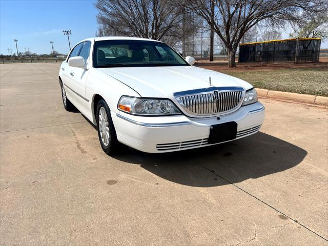 used 2005 Lincoln Town Car car, priced at $10,999