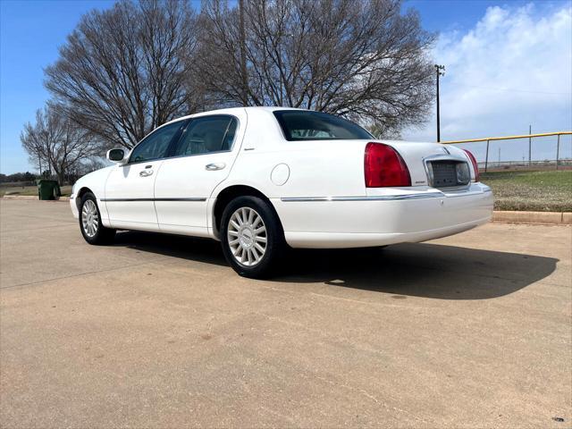 used 2005 Lincoln Town Car car, priced at $10,999