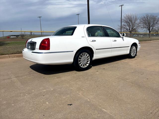 used 2005 Lincoln Town Car car, priced at $10,999