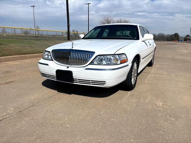 used 2005 Lincoln Town Car car, priced at $10,999