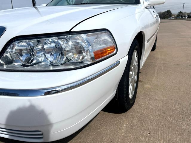 used 2005 Lincoln Town Car car, priced at $10,999