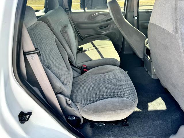 used 2002 Ford Expedition car, priced at $9,999