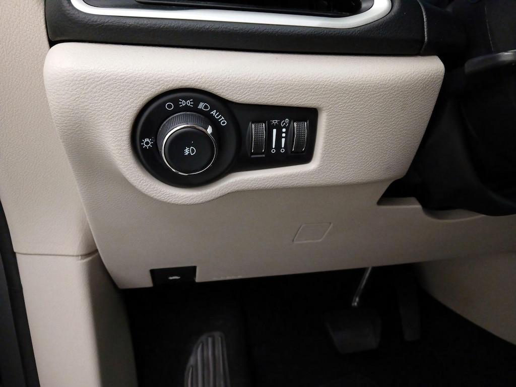 used 2023 Chrysler Pacifica car, priced at $24,998