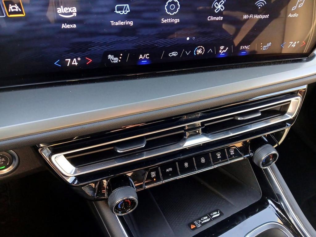 used 2025 Chevrolet Traverse car, priced at $39,998