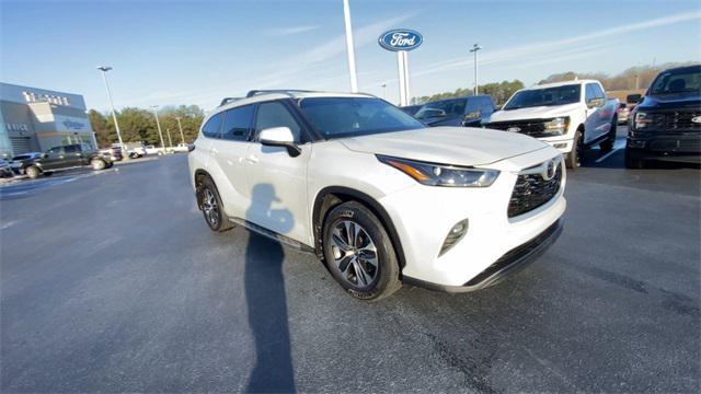 used 2022 Toyota Highlander car, priced at $34,990