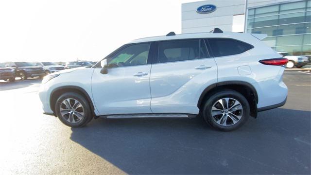 used 2022 Toyota Highlander car, priced at $34,990