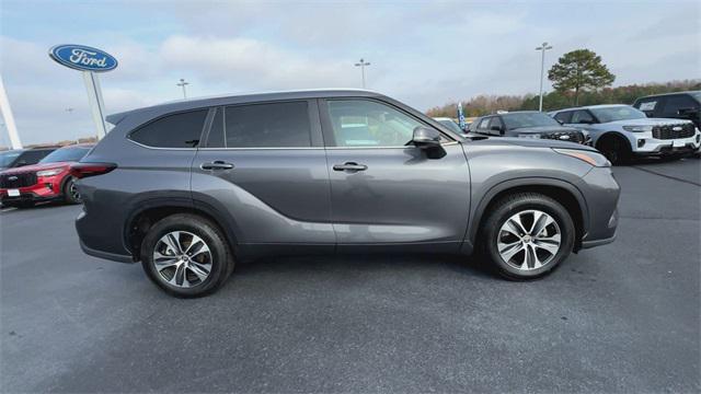 used 2024 Toyota Highlander car, priced at $39,990