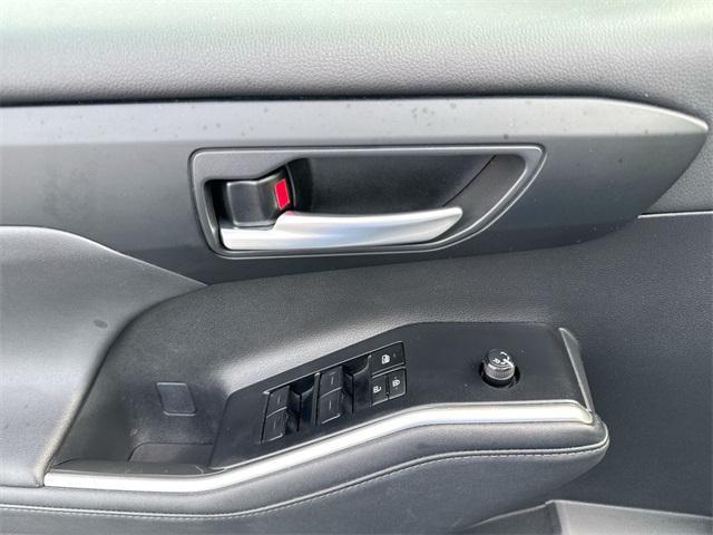 used 2024 Toyota Highlander car, priced at $39,990