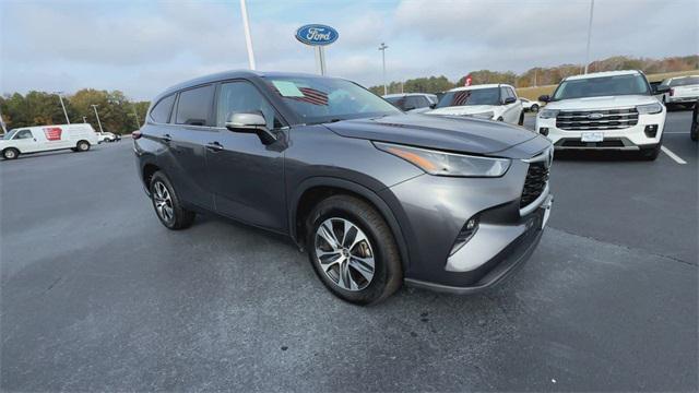 used 2024 Toyota Highlander car, priced at $39,990