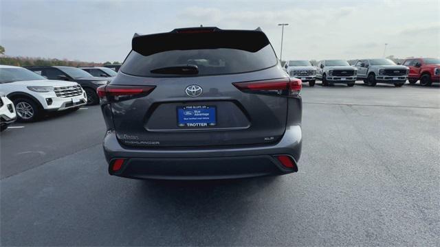 used 2024 Toyota Highlander car, priced at $39,990
