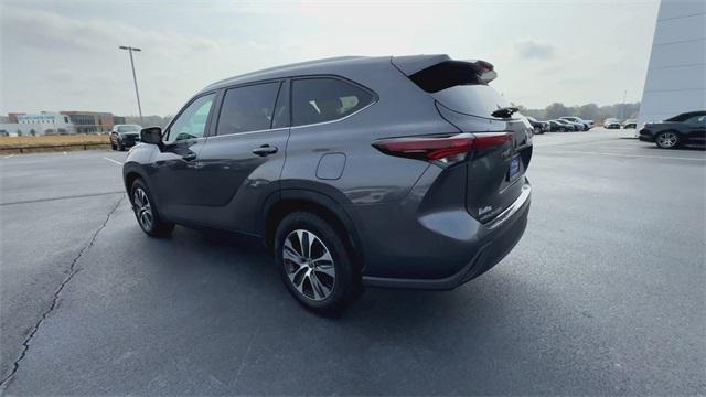 used 2024 Toyota Highlander car, priced at $39,990