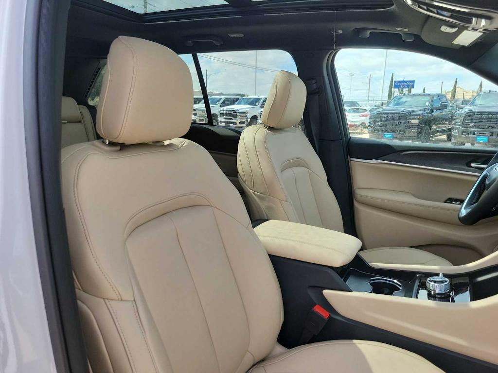 new 2025 Jeep Grand Cherokee car, priced at $46,590