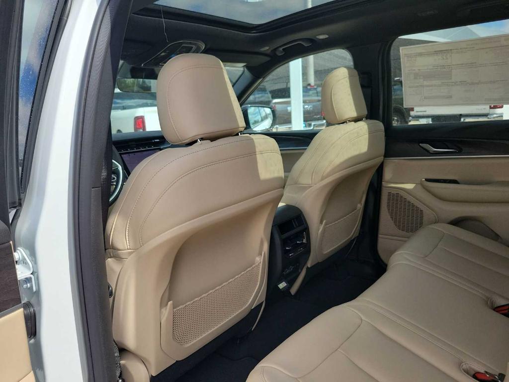 new 2025 Jeep Grand Cherokee car, priced at $46,590