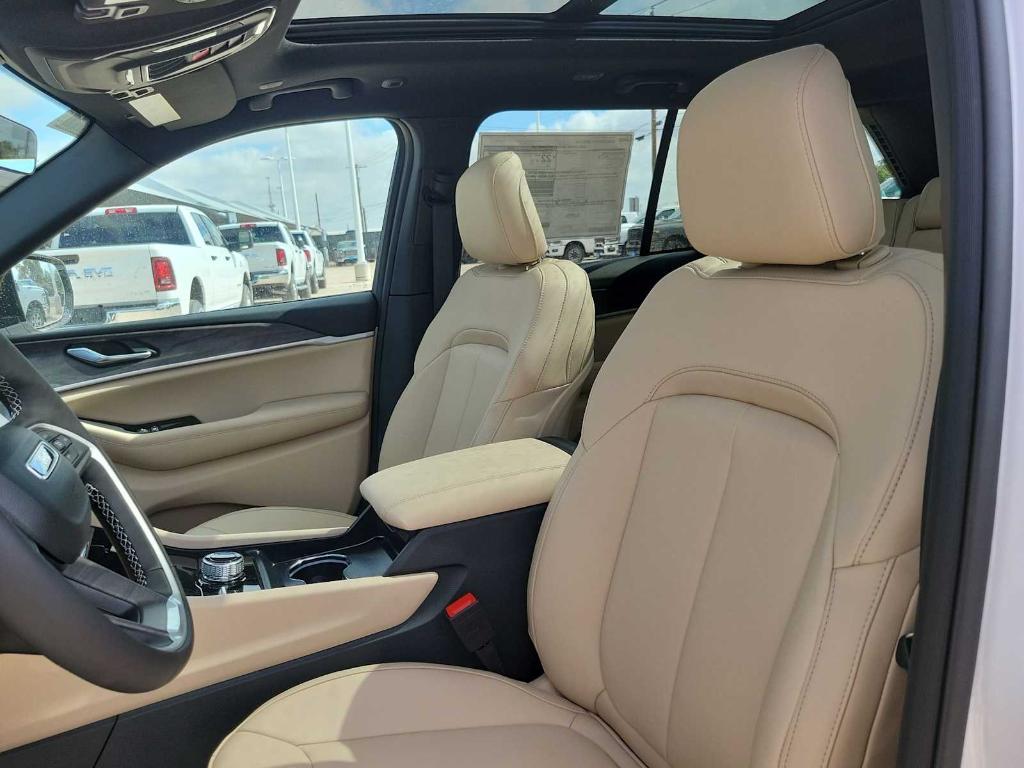 new 2025 Jeep Grand Cherokee car, priced at $46,590